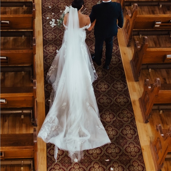 Essence of Australia Wedding Dress - Picture 6 of 7